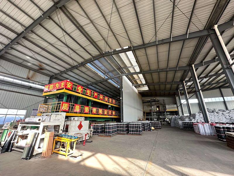 Weifang Zhongyuan Waterproof Material Co., Ltd. línea de producción del fabricante